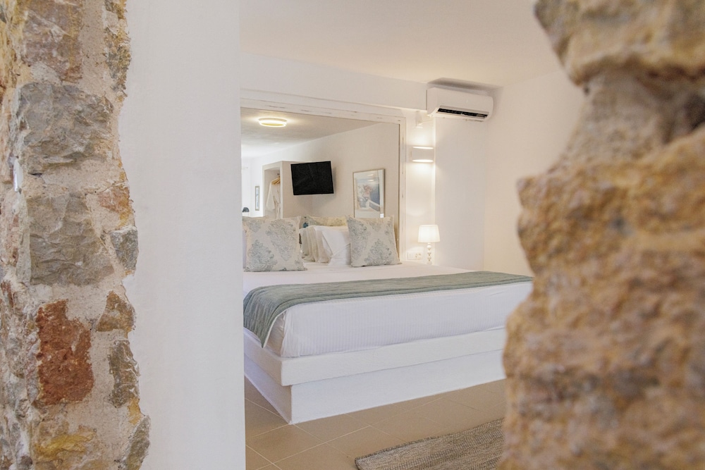 Desiterra Resort & Spa — Hotel rooms in Karterados, South Aegean