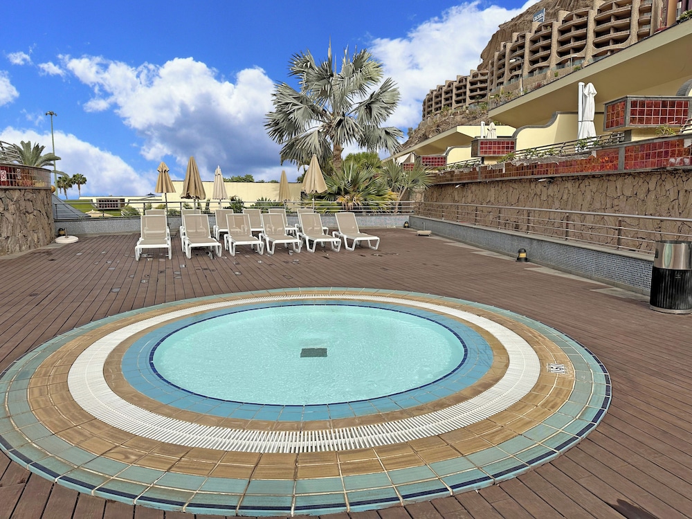 Holiday Club Playa Amadores — Swimming pool in Puerto Rico, Canary Islands