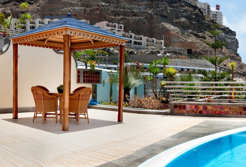 Holiday Club Playa Amadores — Swimming pool in Puerto Rico, Canary Islands