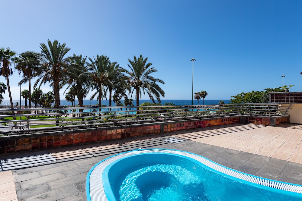Holiday Club Playa Amadores — Swimming pool in Puerto Rico, Canary Islands