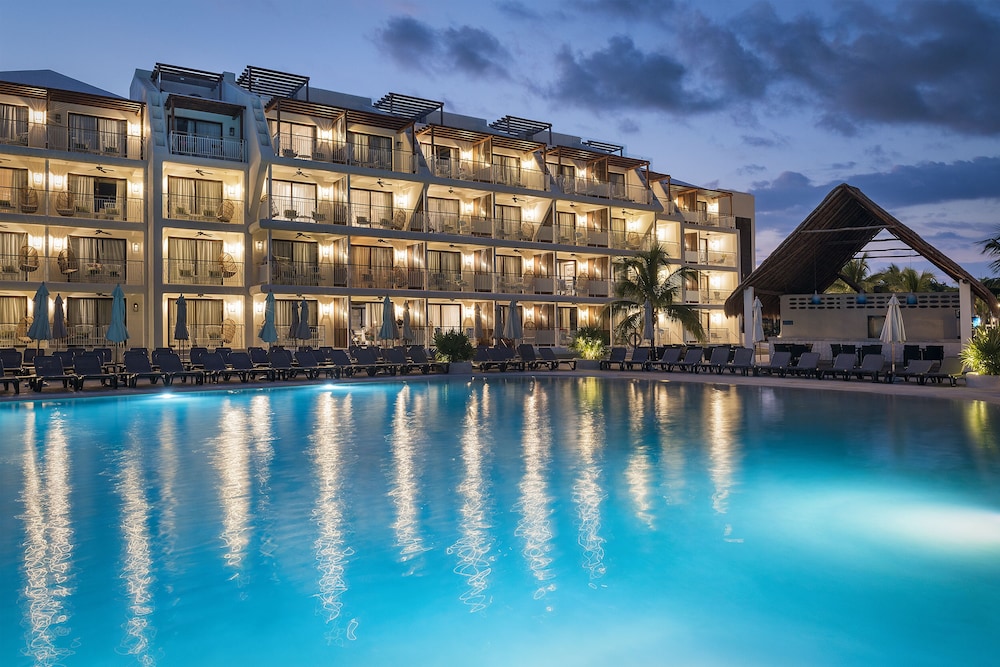 El Beso Adults Only at Ocean Riviera Paradise - All Inclusive — Hotel building in Playa del Carmen, Quintana Roo