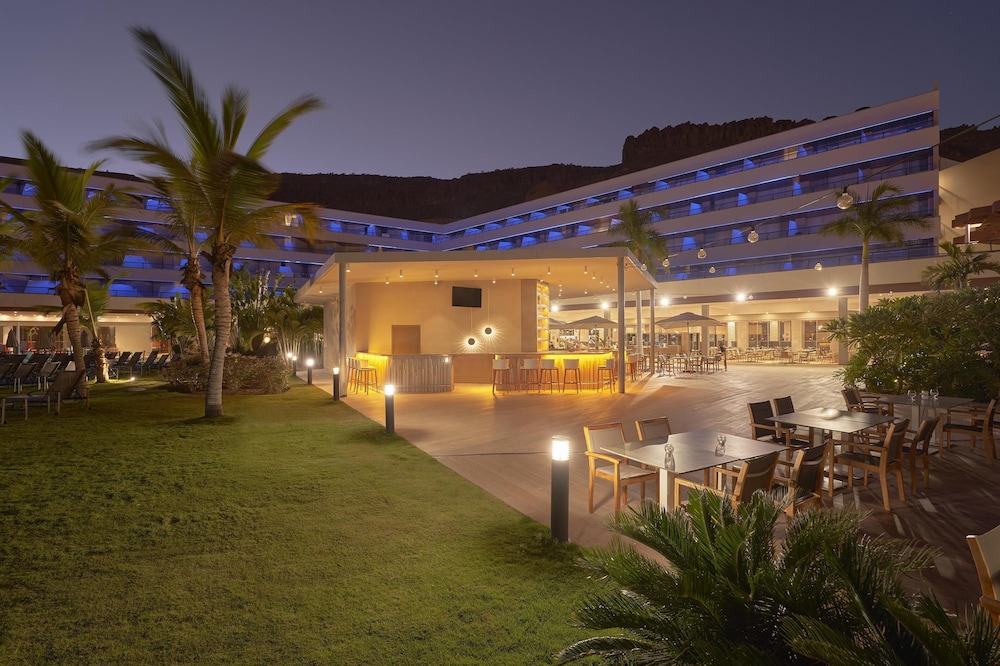Radisson Blu Resort & Spa, Gran Canaria Mogan — Restaurant in Puerto de Mogan, Canary Islands