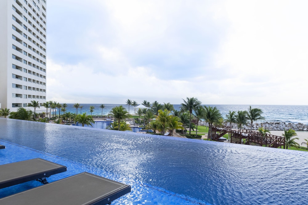 Turquoize at Hyatt Ziva Cancun - Adults Only - All Inclusive — Swimming pool in Cancun, Quintana Roo