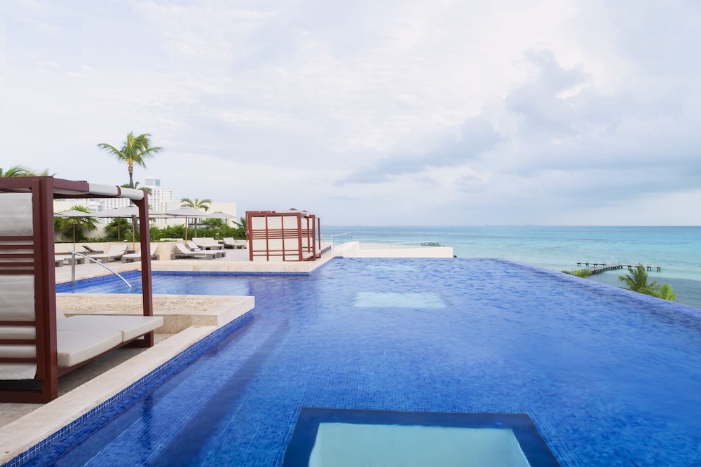 Turquoize at Hyatt Ziva Cancun - Adults Only - All Inclusive — Swimming pool in Cancun, Quintana Roo