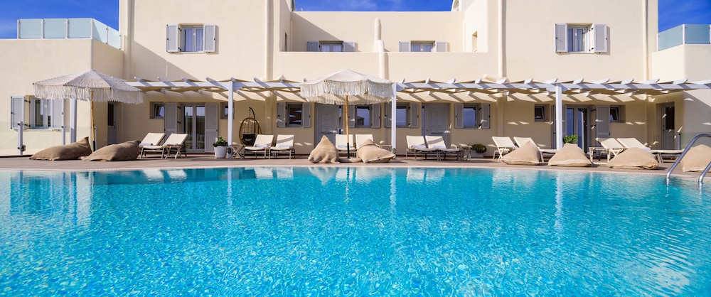 Aliter Suites — Swimming pool in Karterados, South Aegean