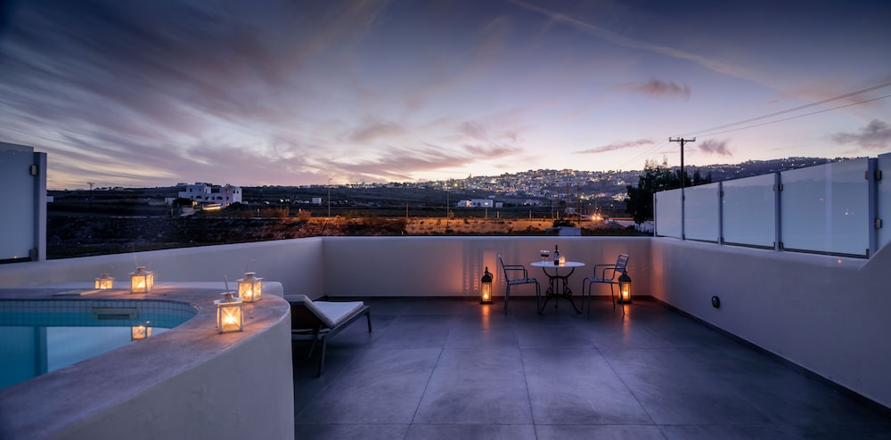 Aliter Suites — Hotel building in Karterados, South Aegean