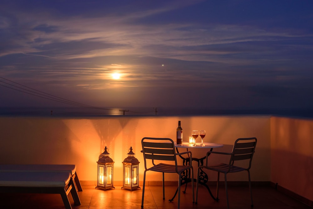 Aliter Suites — Hotel rooms in Karterados, South Aegean