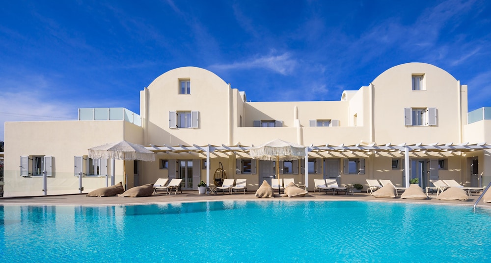 Aliter Suites — Hotel building in Karterados, South Aegean