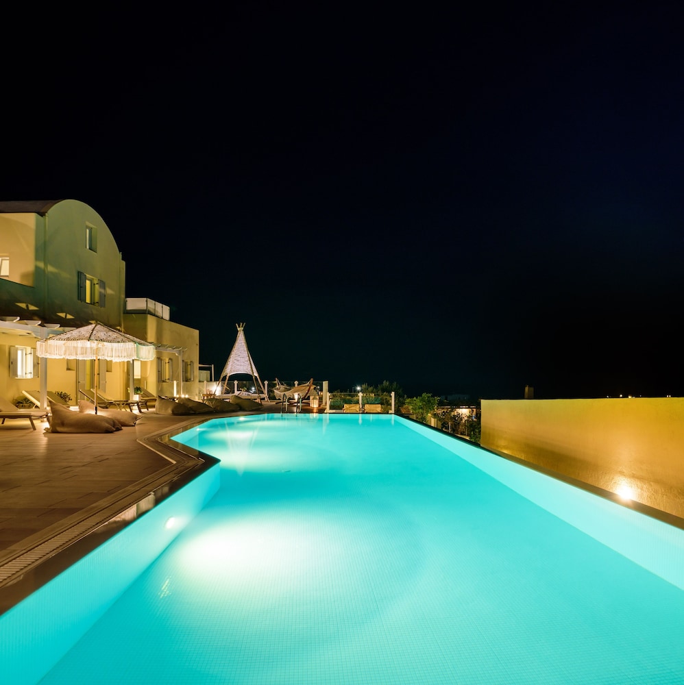 Aliter Suites — Swimming pool in Karterados, South Aegean
