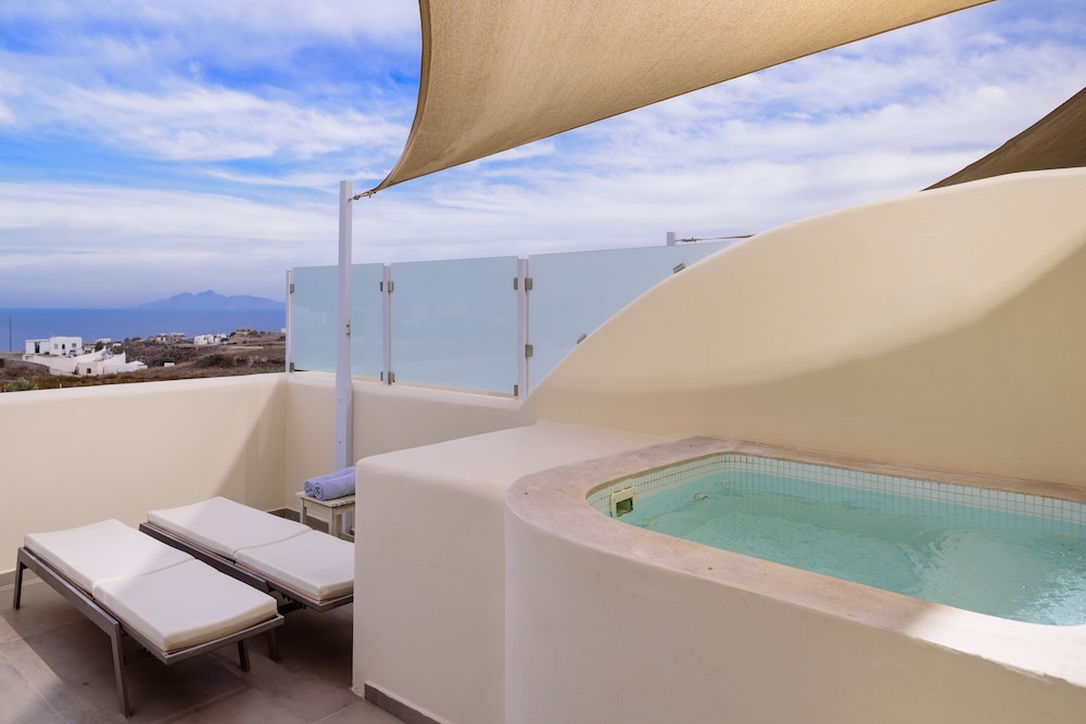 Aliter Suites — Swimming pool in Karterados, South Aegean