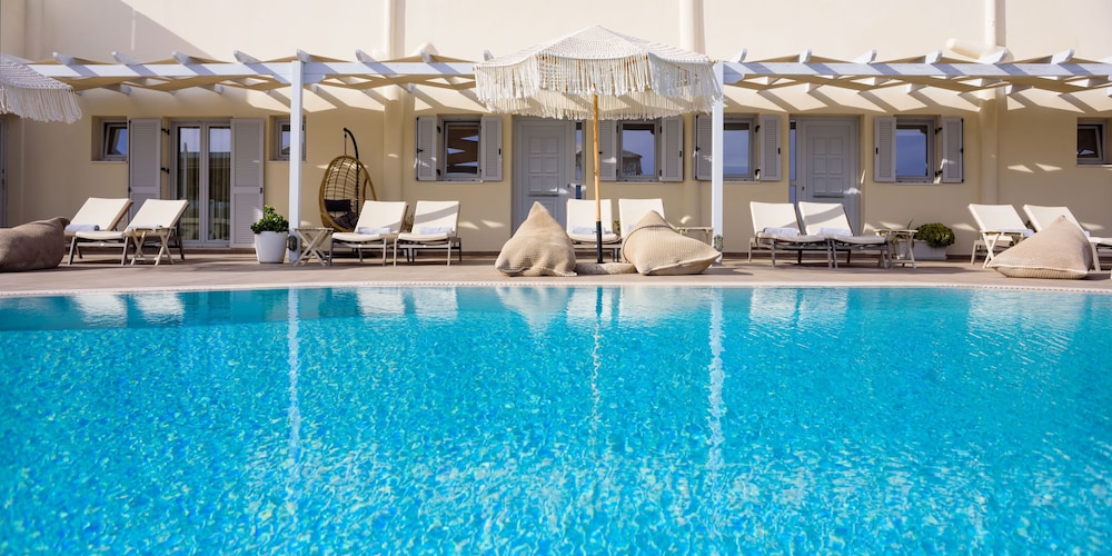 Aliter Suites — Swimming pool in Karterados, South Aegean