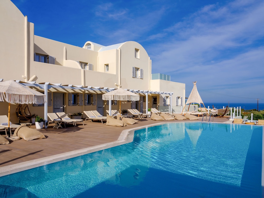 Aliter Suites — Swimming pool in Karterados, South Aegean