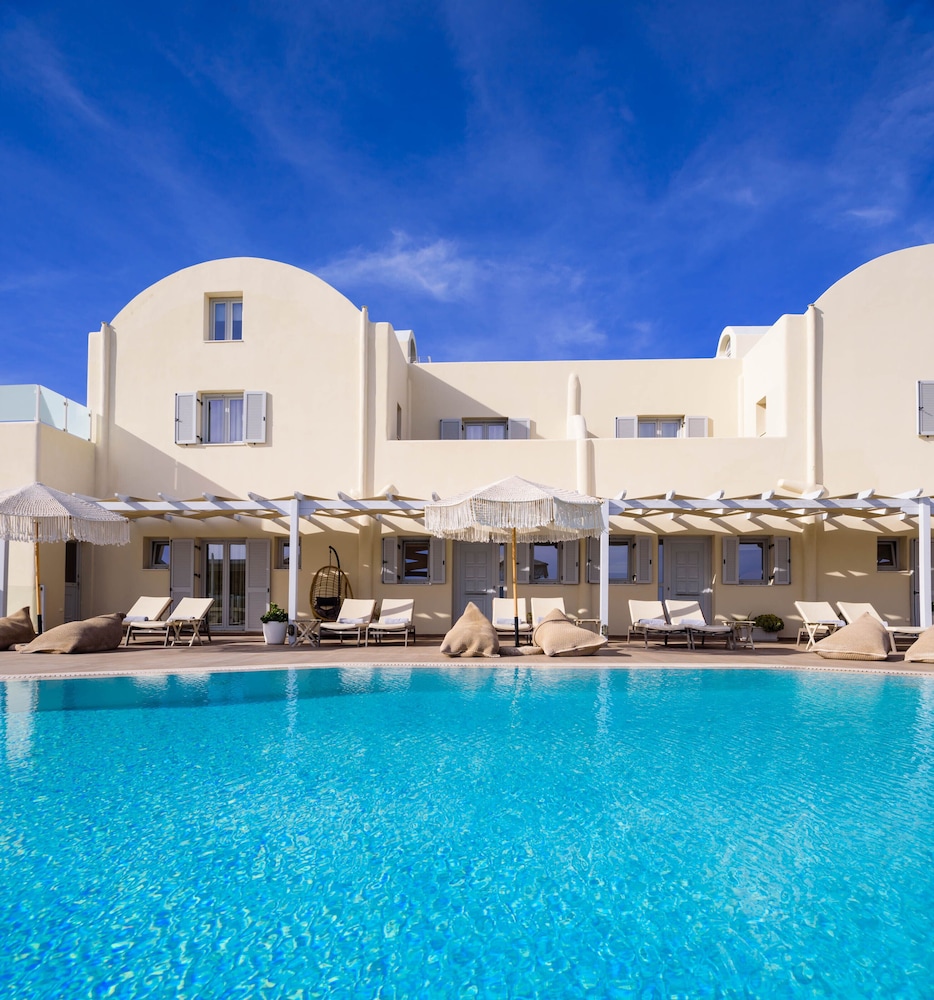 Aliter Suites — Swimming pool in Karterados, South Aegean