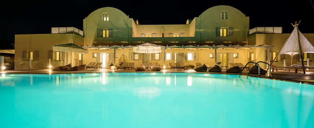 Aliter Suites — Swimming pool in Karterados, South Aegean