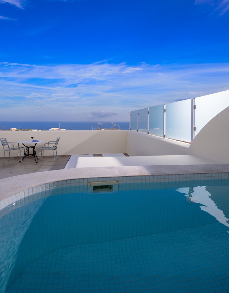 Aliter Suites — Swimming pool in Karterados, South Aegean