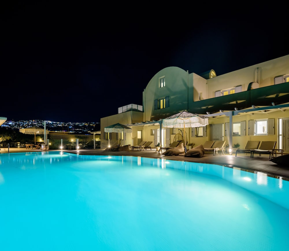 Aliter Suites — Swimming pool in Karterados, South Aegean