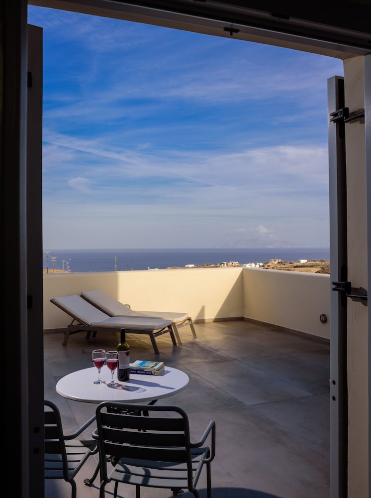 Aliter Suites — Hotel rooms in Karterados, South Aegean