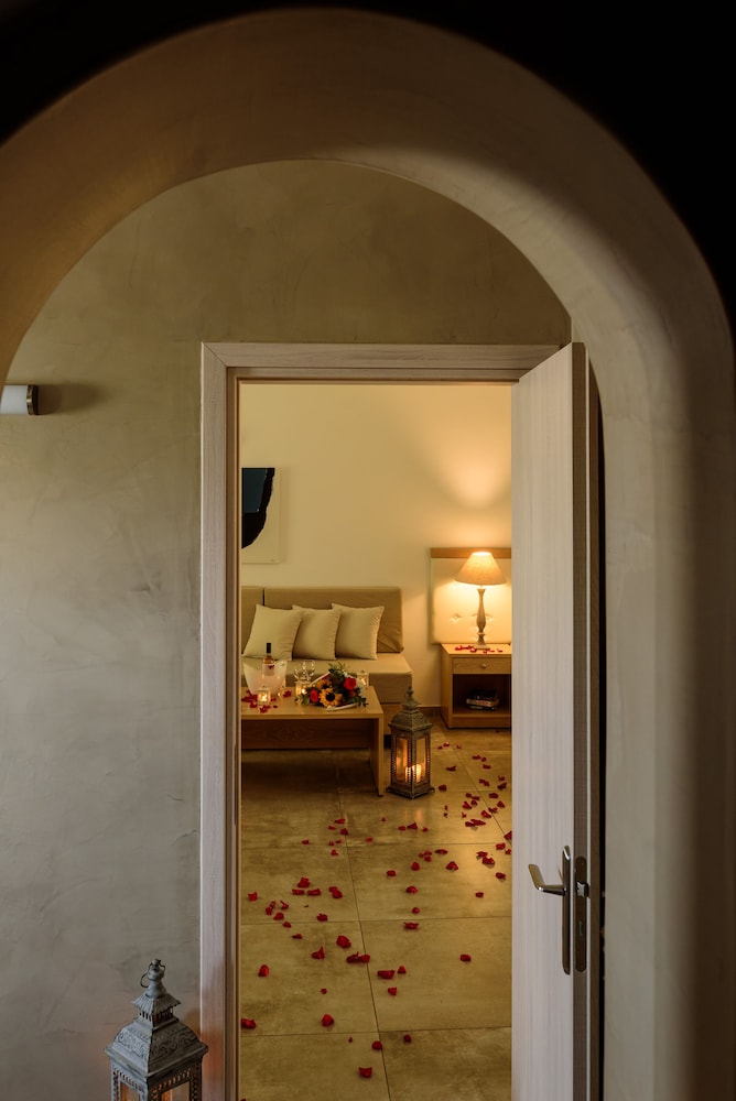 Aliter Suites — Hotel rooms in Karterados, South Aegean