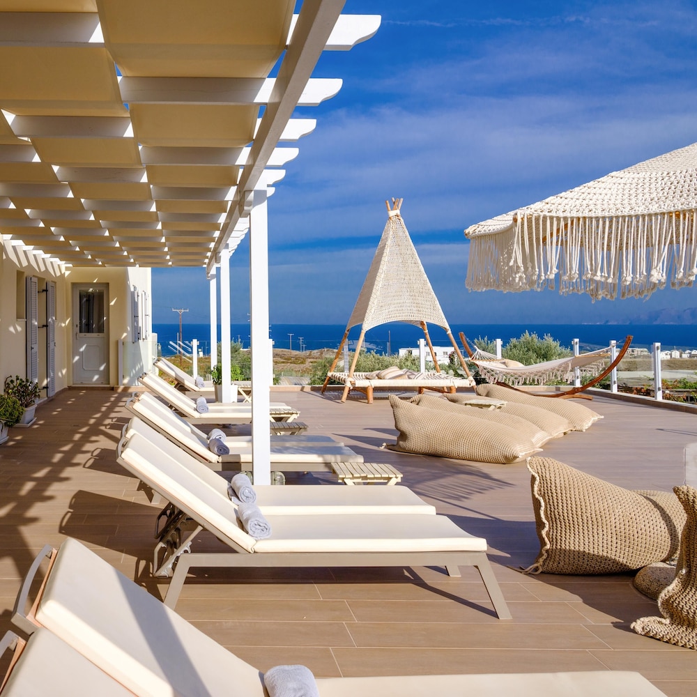 Aliter Suites — Hotel building in Karterados, South Aegean