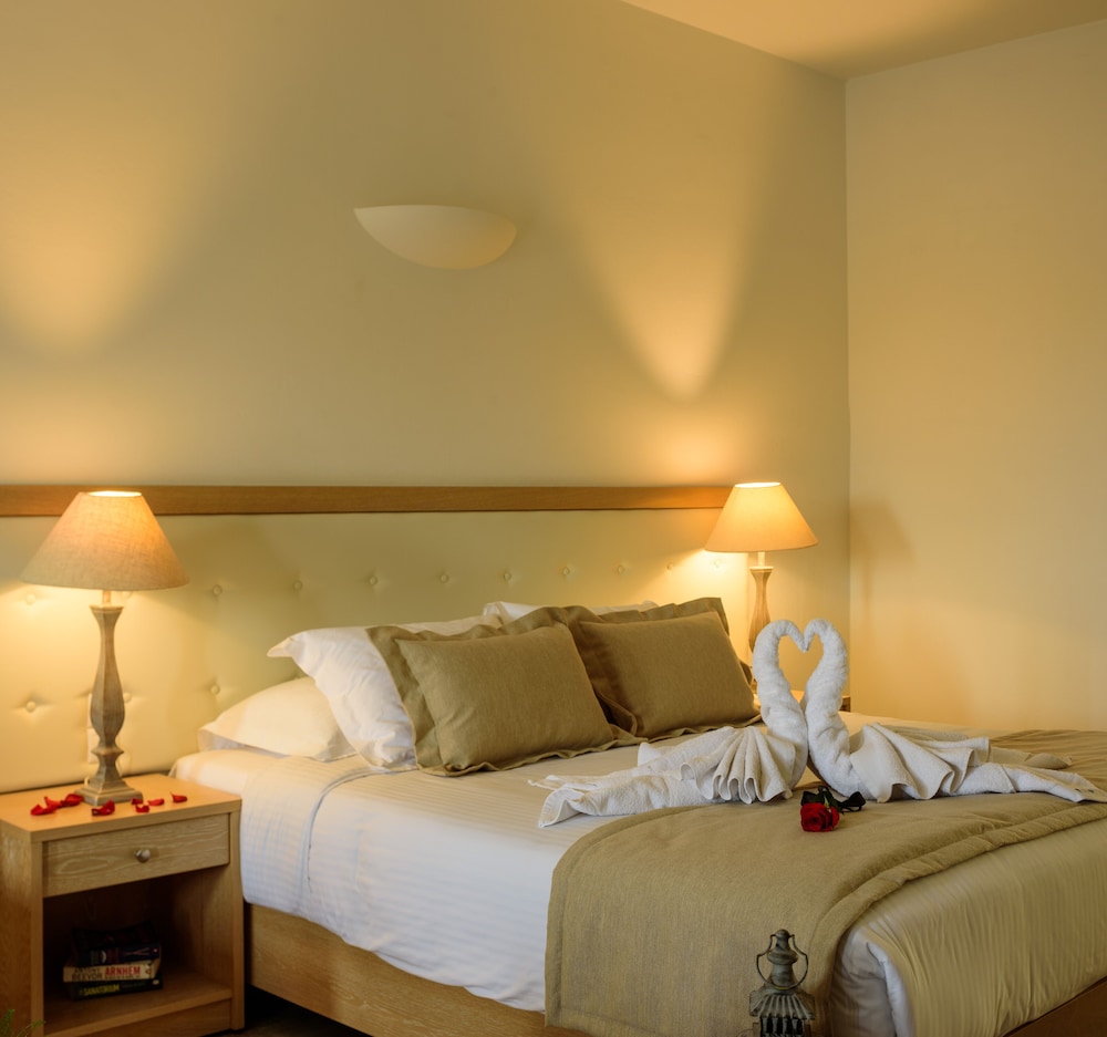 Aliter Suites — Hotel rooms in Karterados, South Aegean