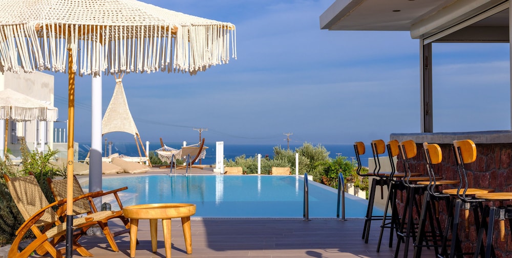 Aliter Suites — Swimming pool in Karterados, South Aegean