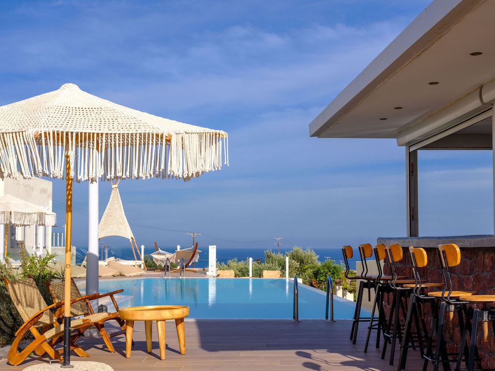 Aliter Suites — Swimming pool in Karterados, South Aegean