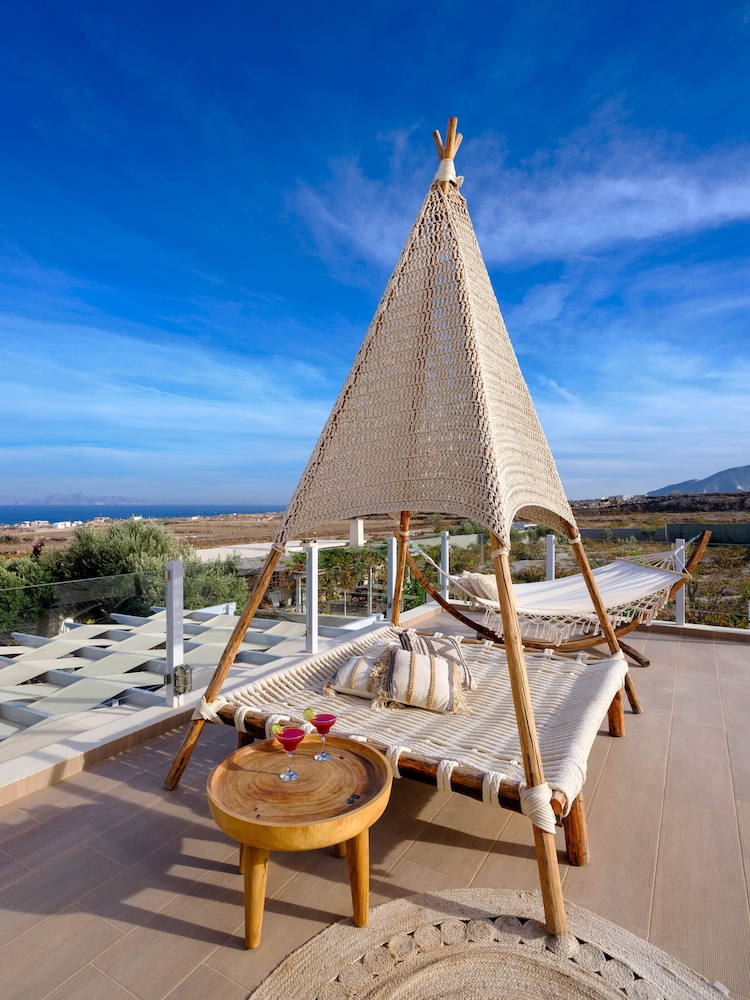 Aliter Suites — Hotel building in Karterados, South Aegean