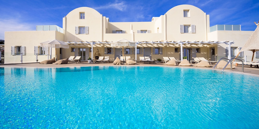 Aliter Suites — Swimming pool in Karterados, South Aegean