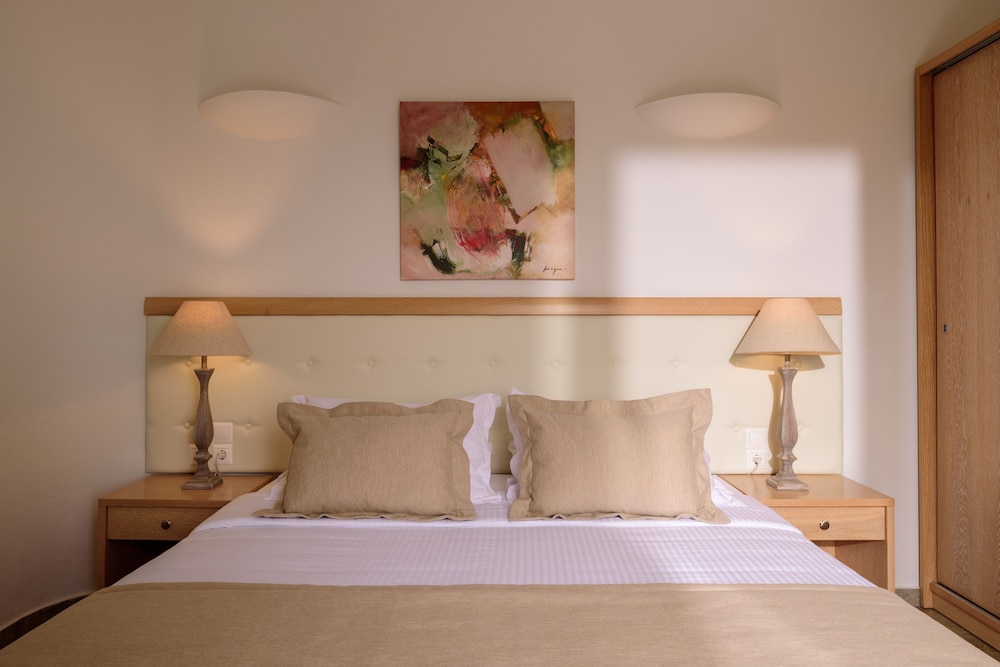 Aliter Suites — Hotel rooms in Karterados, South Aegean