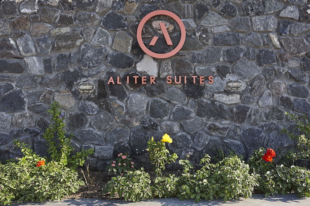 Aliter Suites — Hotel building in Karterados, South Aegean
