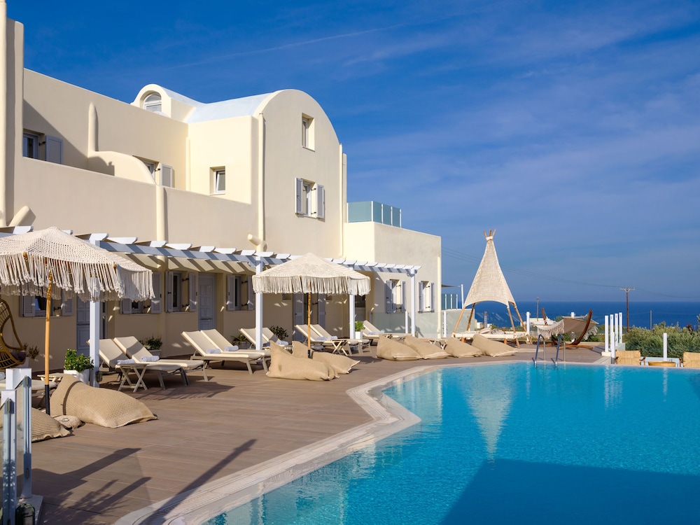 Aliter Suites — Swimming pool in Karterados, South Aegean