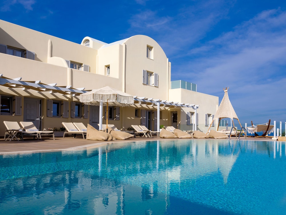 Aliter Suites — Swimming pool in Karterados, South Aegean