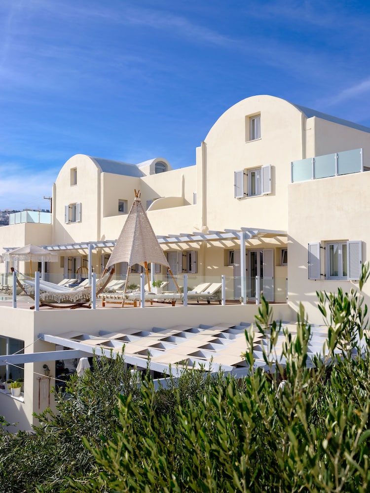 Aliter Suites — Hotel building in Karterados, South Aegean