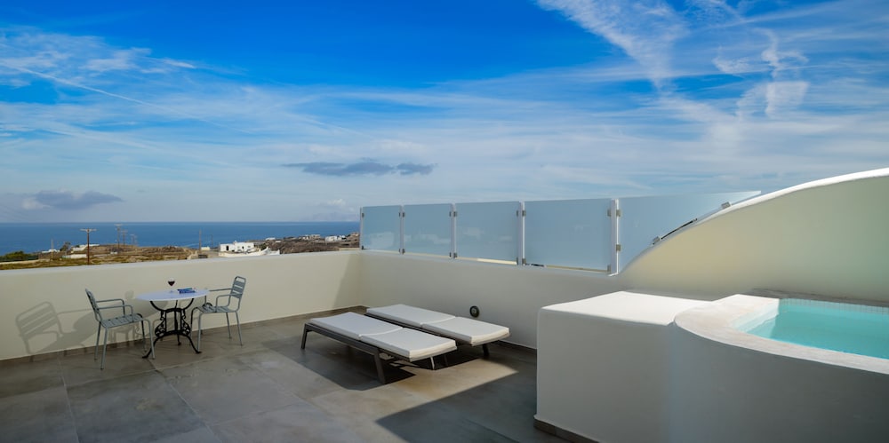 Aliter Suites — Hotel building in Karterados, South Aegean