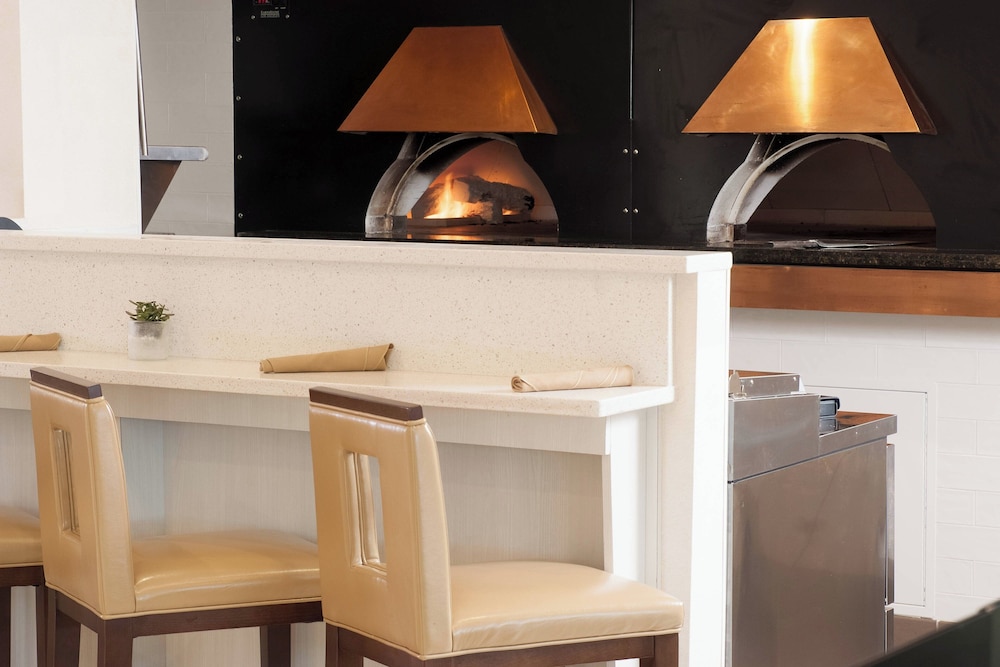 Delta Hotels by Marriott Orlando Lake Buena Vista — Restaurant & bars in Orlando, Florida