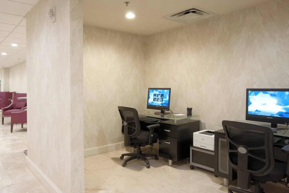 Delta Hotels by Marriott Orlando Lake Buena Vista — Hotel building in Orlando, Florida