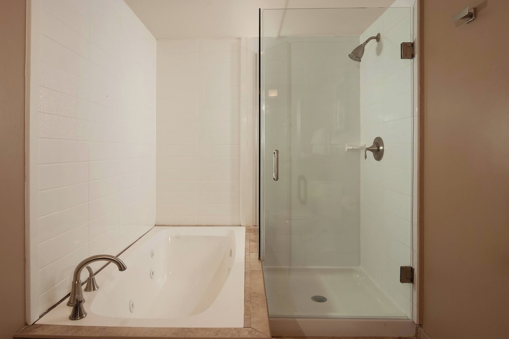 Delta Hotels by Marriott Orlando Lake Buena Vista — Hotel rooms in Orlando, Florida