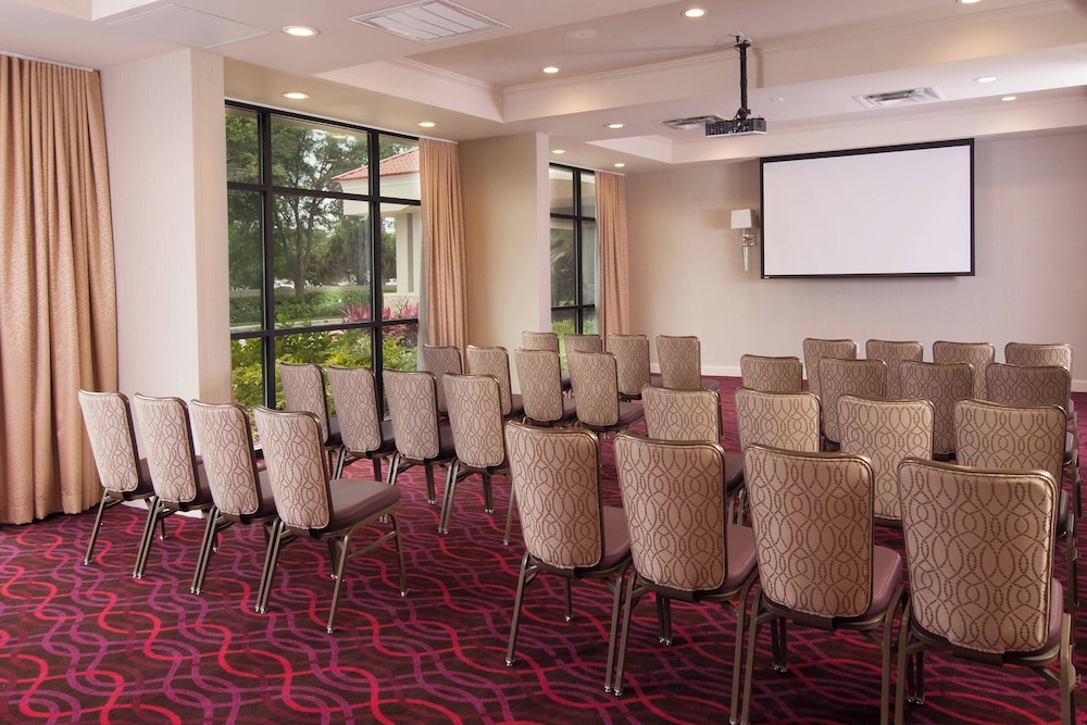 Delta Hotels by Marriott Orlando Lake Buena Vista — Hotel building in Orlando, Florida