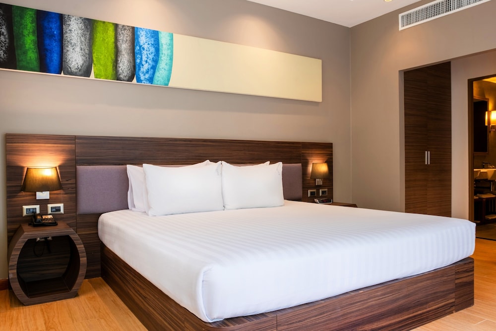 Holiday Inn Resort Phuket Karon Beach by IHG — Hotel rooms in Karon, Phuket Province
