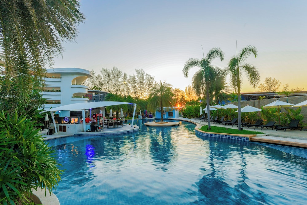 Holiday Inn Resort Phuket Karon Beach by IHG — Swimming pool in Karon, Phuket Province