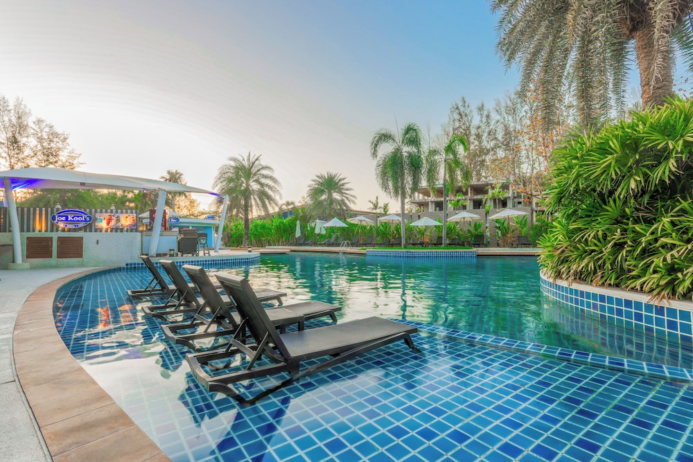 Holiday Inn Resort Phuket Karon Beach by IHG — Swimming pool in Karon, Phuket Province