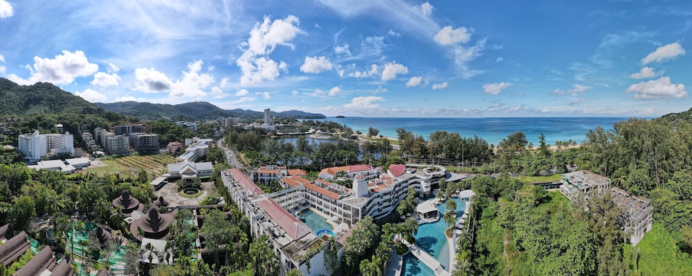 Holiday Inn Resort Phuket Karon Beach by IHG — Hotel building in Karon, Phuket Province