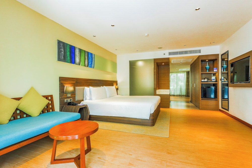 Holiday Inn Resort Phuket Karon Beach by IHG — Hotel rooms in Karon, Phuket Province