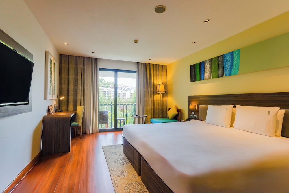 Holiday Inn Resort Phuket Karon Beach by IHG — Hotel rooms in Karon, Phuket Province