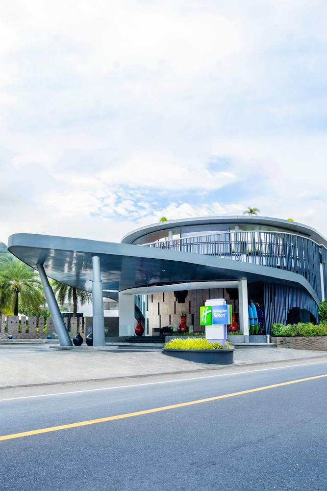 Holiday Inn Resort Phuket Karon Beach by IHG — Hotel building in Karon, Phuket Province