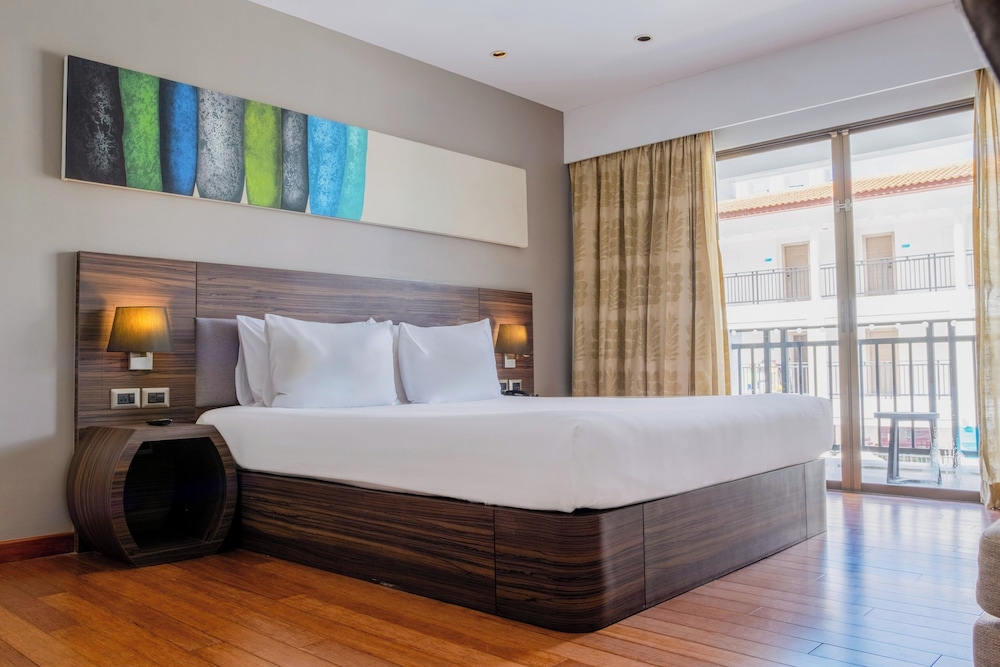 Holiday Inn Resort Phuket Karon Beach by IHG — Hotel rooms in Karon, Phuket Province