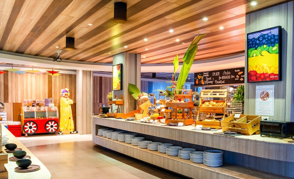 Holiday Inn Resort Phuket Karon Beach by IHG — Restaurant & bars in Karon, Phuket Province