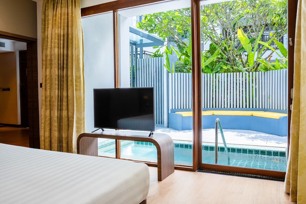 Holiday Inn Resort Phuket Karon Beach by IHG — Hotel rooms in Karon, Phuket Province