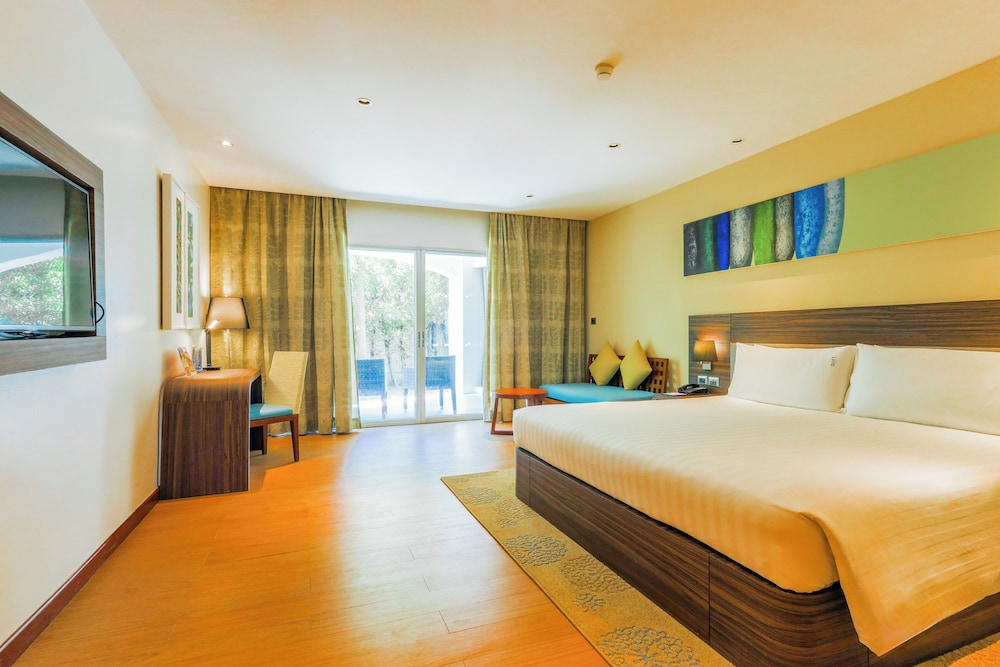 Holiday Inn Resort Phuket Karon Beach by IHG — Hotel rooms in Karon, Phuket Province