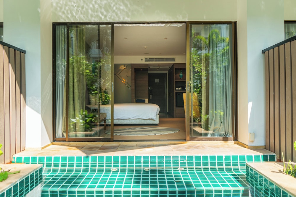 Holiday Inn Resort Phuket Karon Beach by IHG — Hotel rooms in Karon, Phuket Province